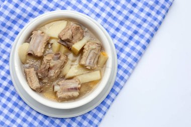 Domuz pirzolası çorbası ile taze bambu filizleri.