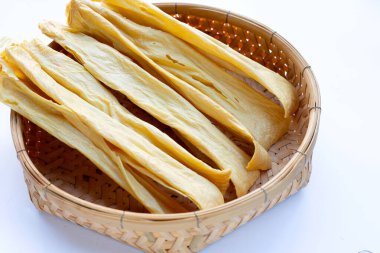 Fasulye iplikleri ya da kurutulmuş fasulye çubukları.