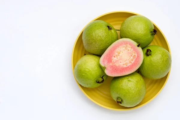 Beyaz Arka Planda Sarı Tabakta Taze Pembe Guava — Stok fotoğraf