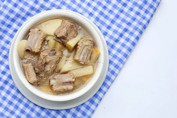 Domuz pirzolası çorbası ile taze bambu filizleri.