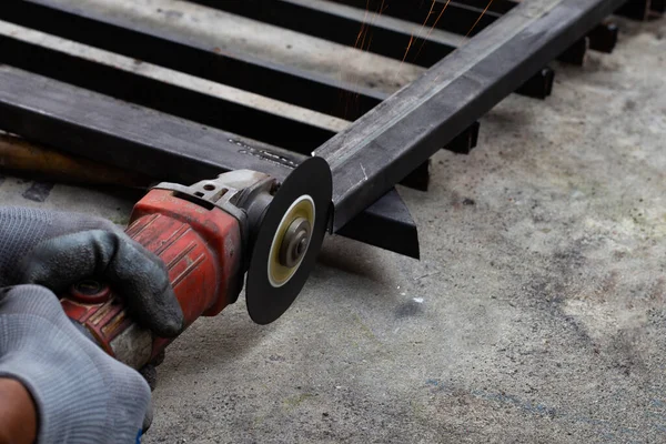 Perto Homem Trabalhar Com Triturador Ângulos Reparação Portão Ferro — Fotografia de Stock