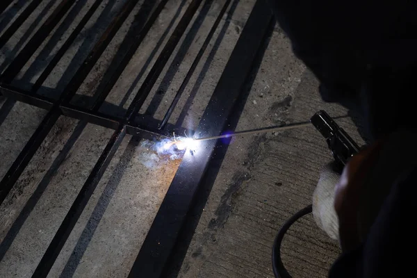 Iron Gate Repair Worker Hand Welding Steel — Stock Photo, Image