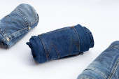 Rolled modré džíny na bílém pozadí