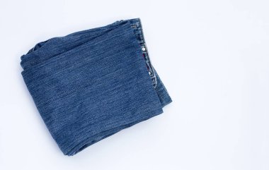 Beyaz arkaplanda mavi kot.