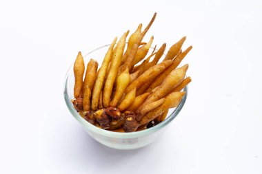 Beyaz arka planda cam kasede parmak kökü.