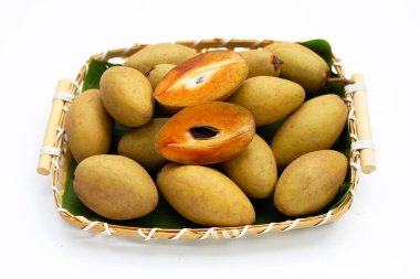 Bambu sepetinde taze sapodilla meyvesi 