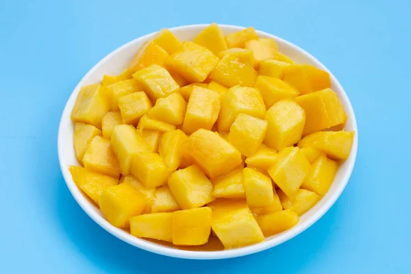 Tropické Ovoce Mango Kostky Plátky Bílé Míse Modrém Pozadí — Stock fotografie