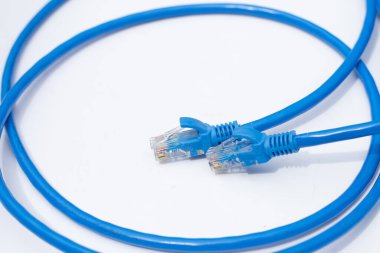 Beyaz arkaplanda LAN ağ bağlantısı ethernet mavi kablolar.
