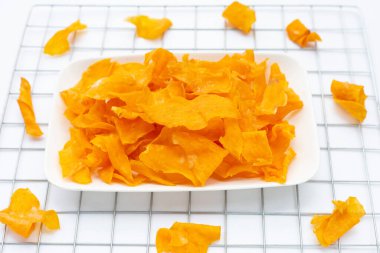 흰색 바탕에 달콤한 감자 칩.