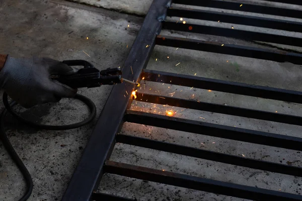 鉄門修理 労働者の手溶接鋼 — ストック写真