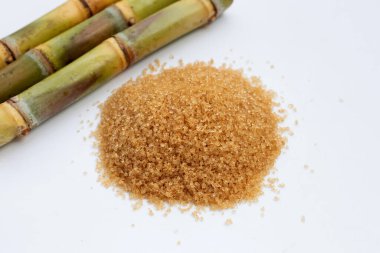 Beyaz arka planda kahverengi şekerli şeker kamışı