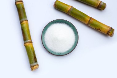 Beyaz arka planda şeker kamışı