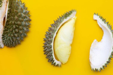 Taze olgun kesim Durian sarı arka planda.