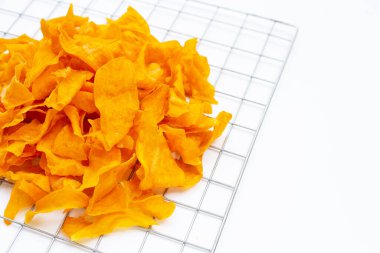 흰색 바탕에 달콤한 감자 칩.