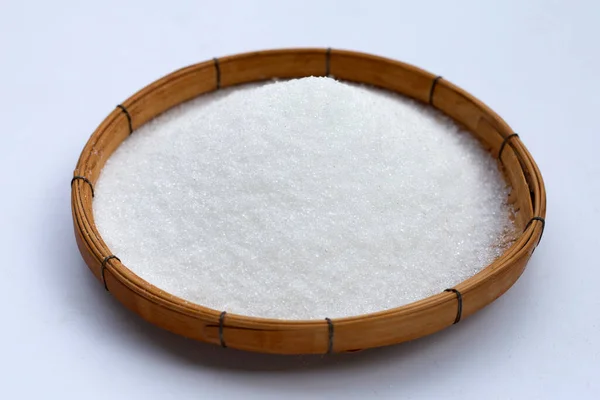 Azúcar Granulado Cesta Bambú Sobre Fondo Blanco — Foto de Stock