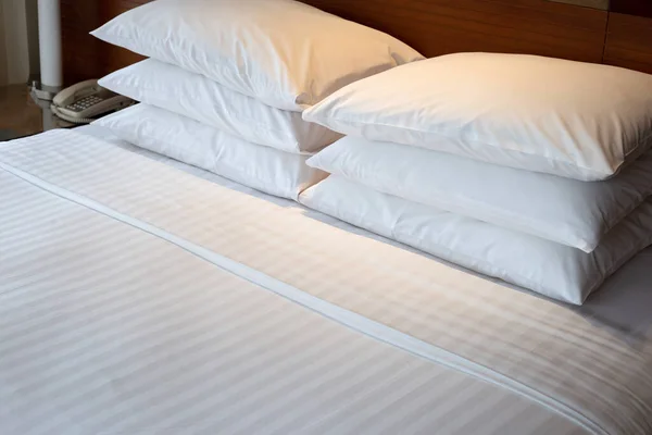 Łóżko Poduszkami Hotelu Sypialnia — Zdjęcie stockowe