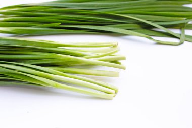 Beyaz arkaplanda taze Çin Chive yaprakları.