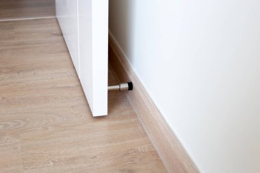 Kapı tıkaçlı beyaz kapı.