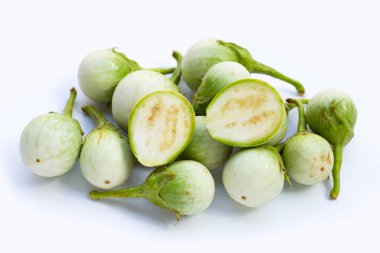 Beyaz arka planda organik yeşil patlıcan