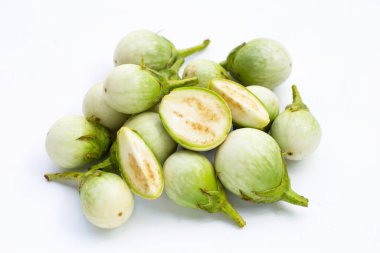 Beyaz arka planda organik yeşil patlıcan