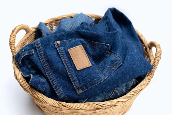 洗濯かごの中の青いジーンズ — ストック写真