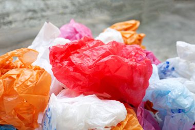 Beton zeminde renkli plastik torbalar