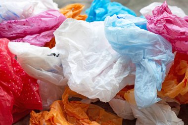 Beton zeminde renkli plastik torbalar