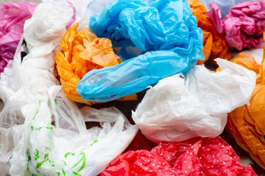 Beton zeminde renkli plastik torbalar