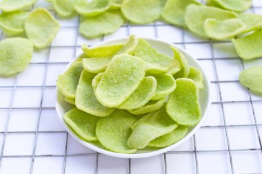 Beyaz arka planda karides krakerleri. Karidesli çıtır pirinç.