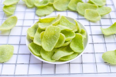 Beyaz arka planda karides krakerleri. Karidesli çıtır pirinç.