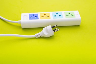 Elektrik kablosu ve fişi yeşil arka planda. Üst görünüm