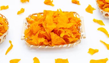 Beyaz arka planda bambu sepeti içinde patates cipsi..