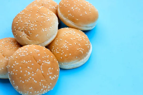 Bułeczki Hamburgerowe Sezamem Niebieskim Tle — Zdjęcie stockowe