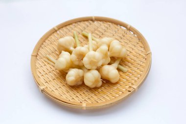 Bambu sepetinde sarımsak turşusu.