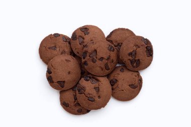 Beyaz arkaplanda çikolata parçalı kurabiyeler.