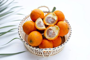 Bambu sepetinde betel fındık