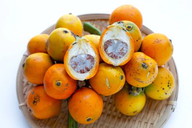 Bambu sepetinde betel fındık