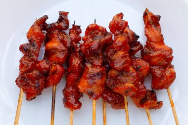 Beyaz arka planda ızgara tavuk..