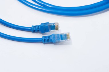 Beyaz arkaplanda LAN ağ bağlantısı ethernet mavi kablolar.