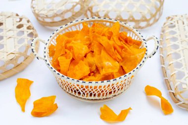 흰색 바탕에 달콤한 감자 칩.