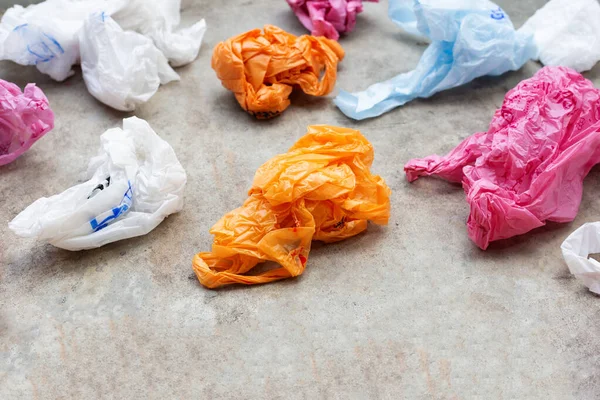 Цветные Пластиковые Пакеты Цементном Полу — стоковое фото