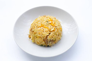 Beyaz arka planda kızarmış pirinç..