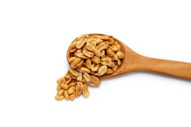 Tahta kaşıkta yer fıstığı.