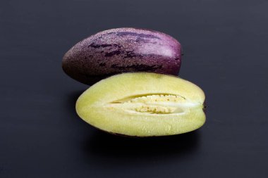  Koyu arkaplanda Pepino kavunu.