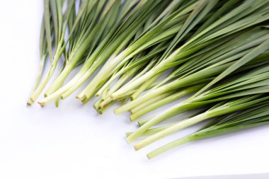 Beyaz arkaplanda taze Çin Chive yaprakları.