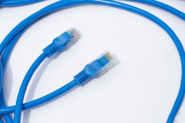 Beyaz arkaplanda LAN ağ bağlantısı ethernet mavi kablolar.