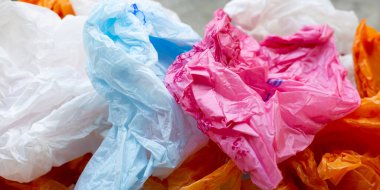 Beton zeminde renkli plastik torbalar