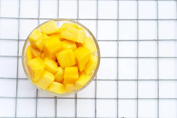 Frutas Tropicais Fatias Cubo Manga Tigela Vidro Sobre Fundo Branco — Fotografia de Stock