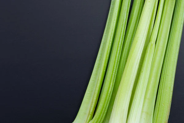 Čerstvý Celer Tmavém Pozadí Horní Pohled — Stock fotografie