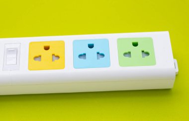 Yeşil arkaplanda elektrik şeridi. 